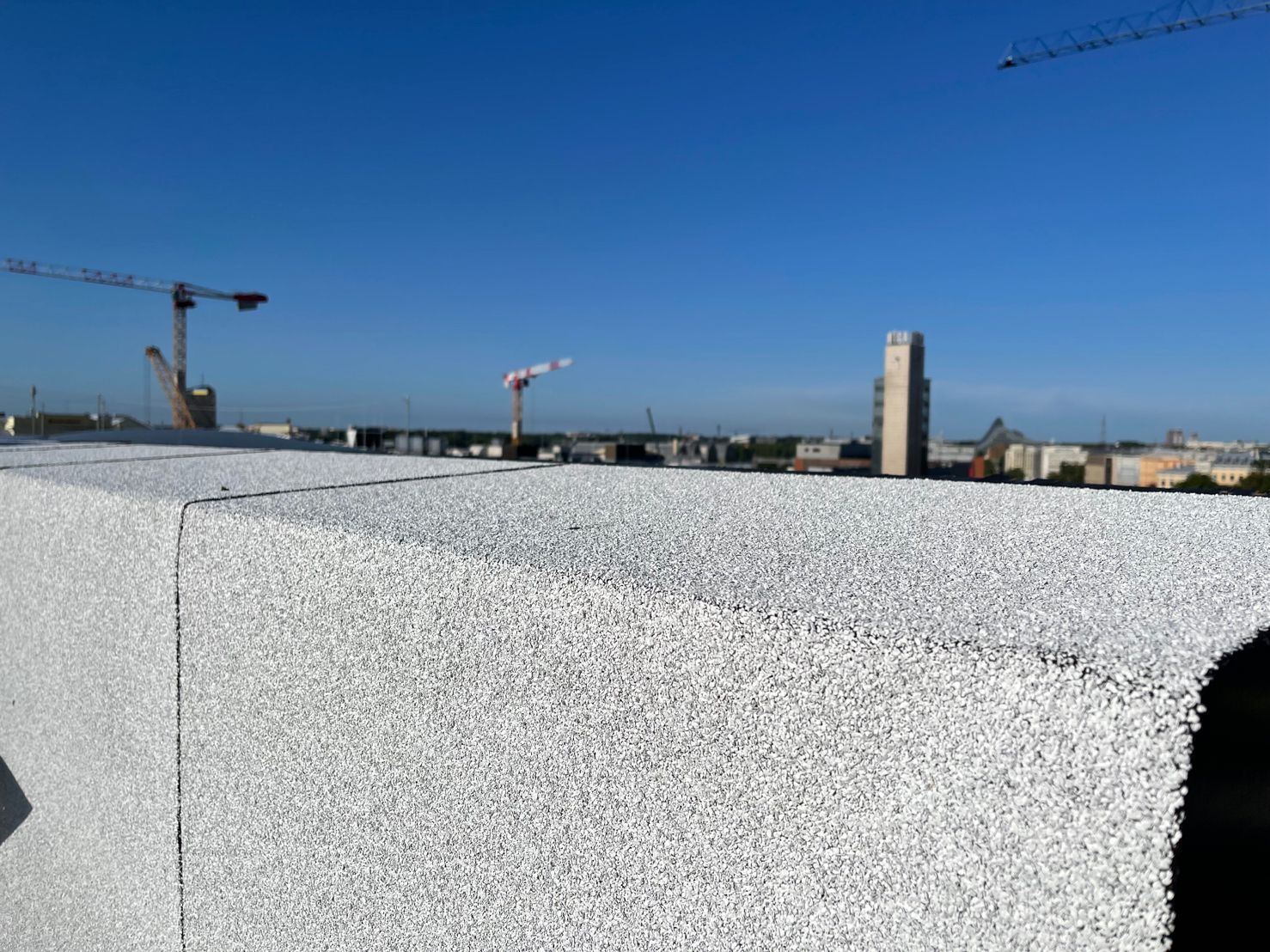 Cool roof membrānas