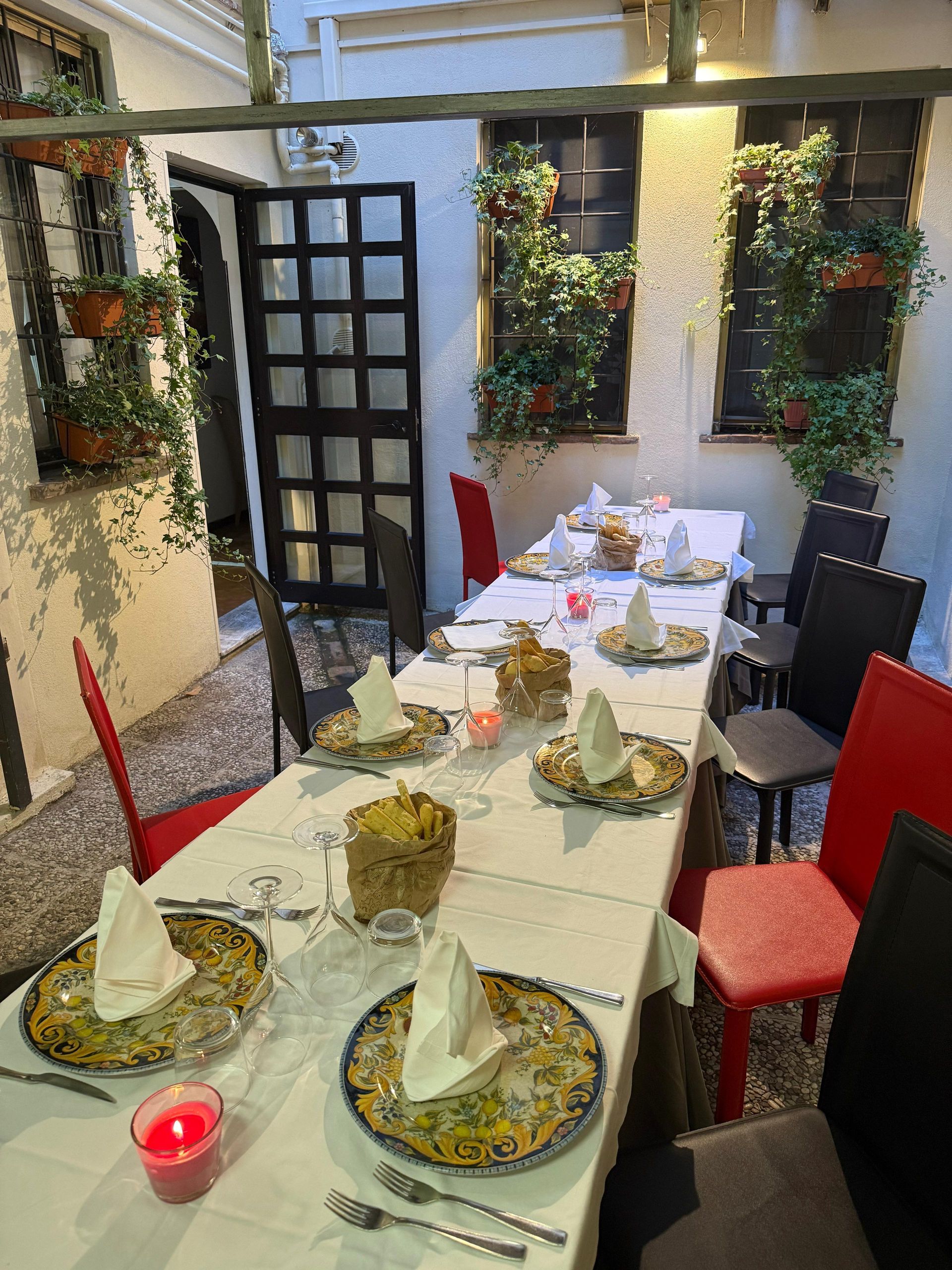 Una sala da pranzo con un lungo tavolo e sedie