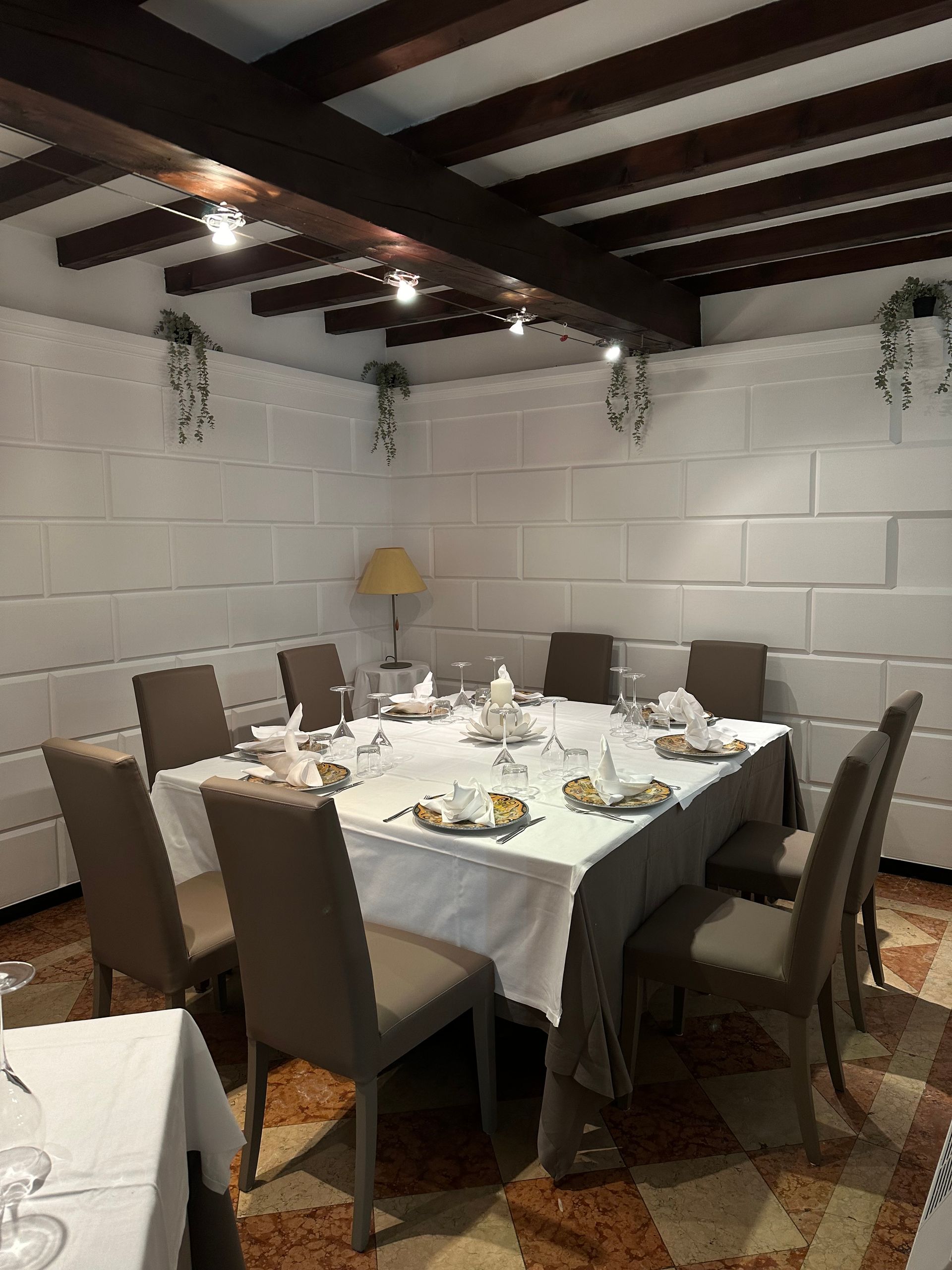 Una sala da pranzo con un lungo tavolo e sedie