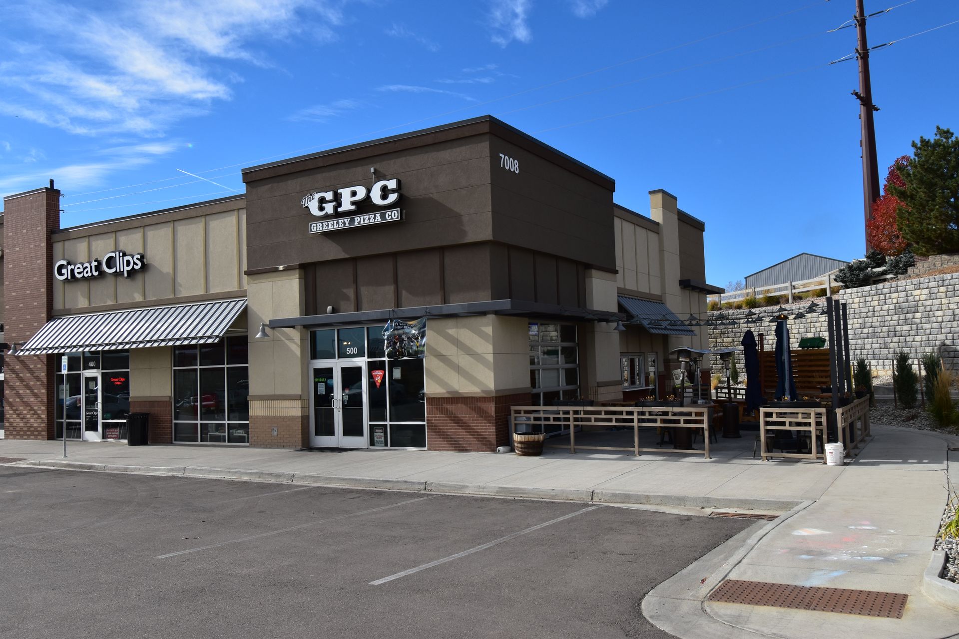 A building with a sign that says gpc on it