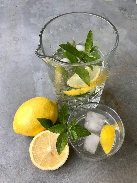 citroenlimonade met citroenen en munt lemonade with lemons and mint