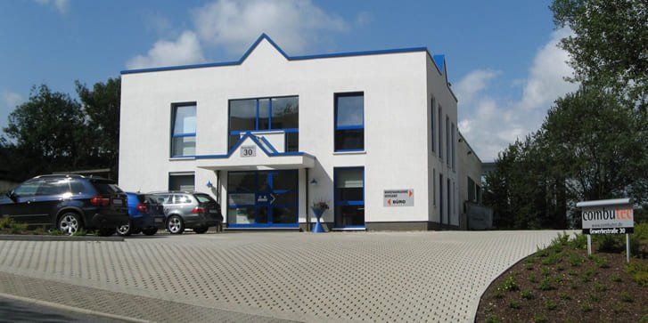 Ein großes weißes Gebäude mit einem Schild mit der Aufschrift „Kiko“ darauf