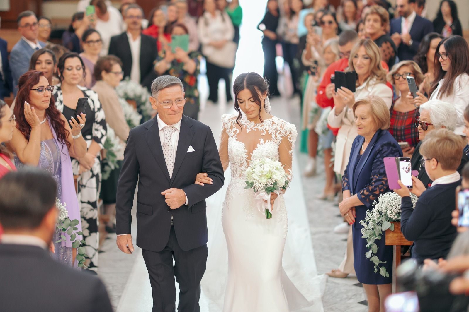 sposa accompagnata in chiesa