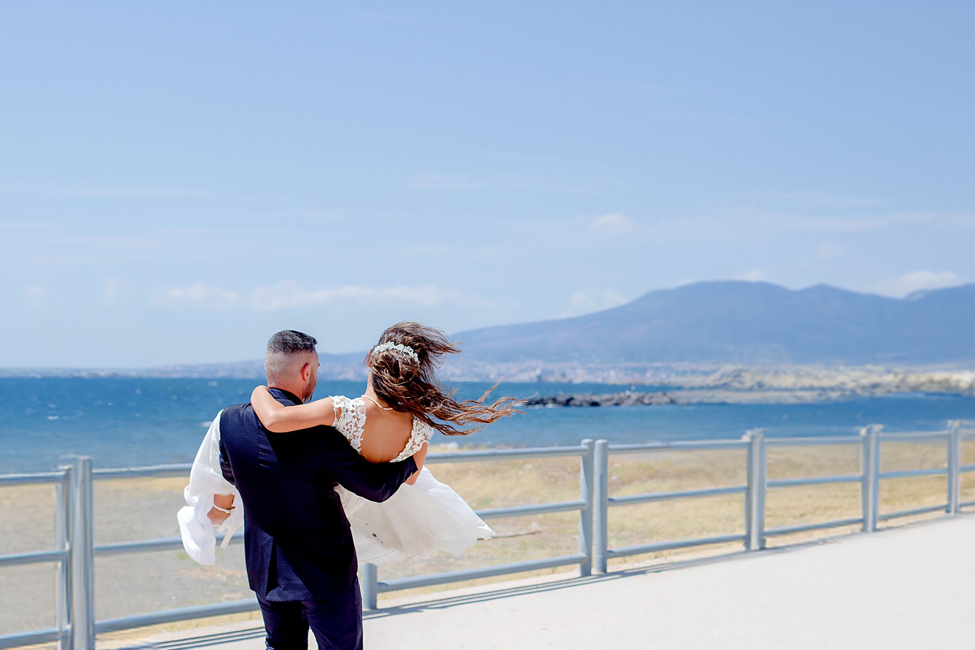 Sposi con sfondo spiaggia