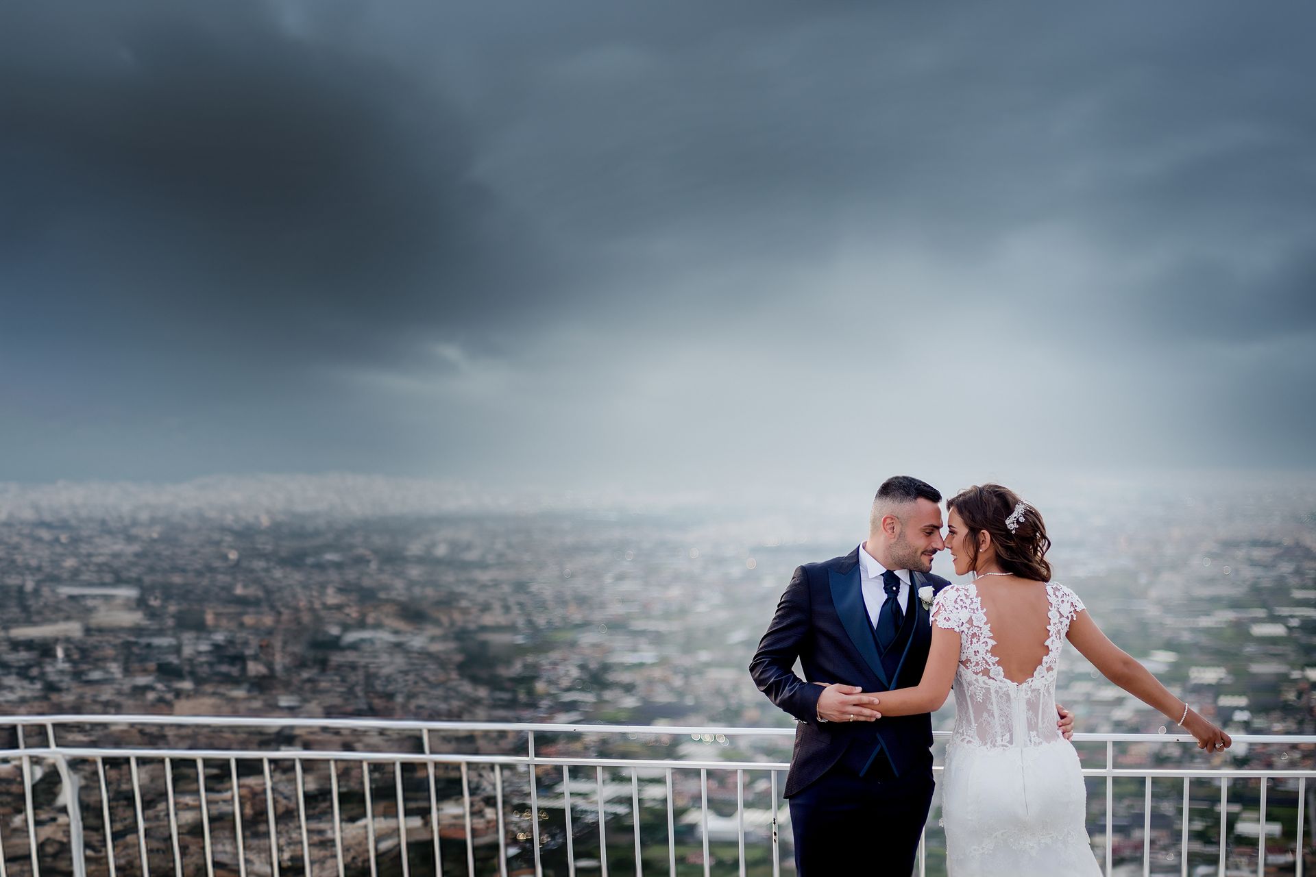 sposi con sbondo veduta di Napoli