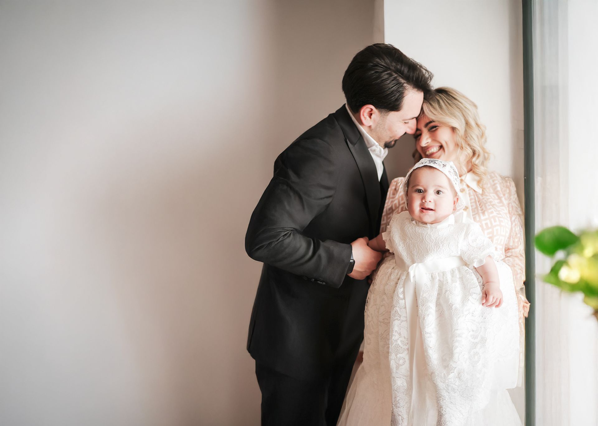 genitori con bimba per battesimo