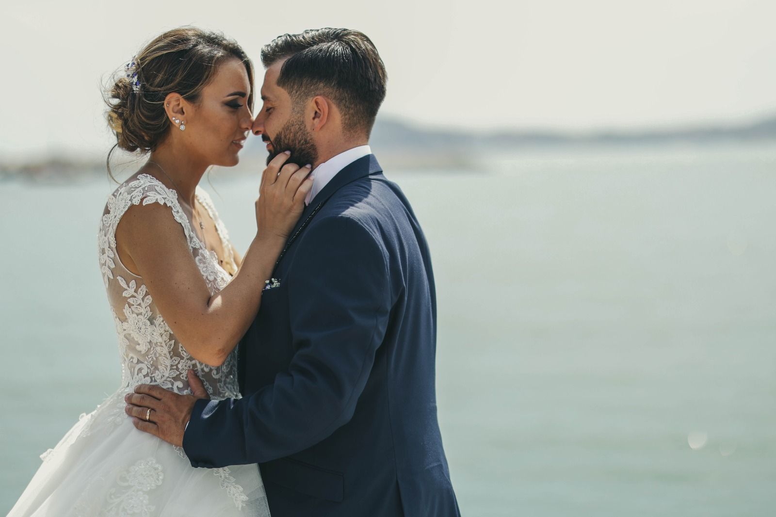 sposi con sfondo paesaggio marittimo