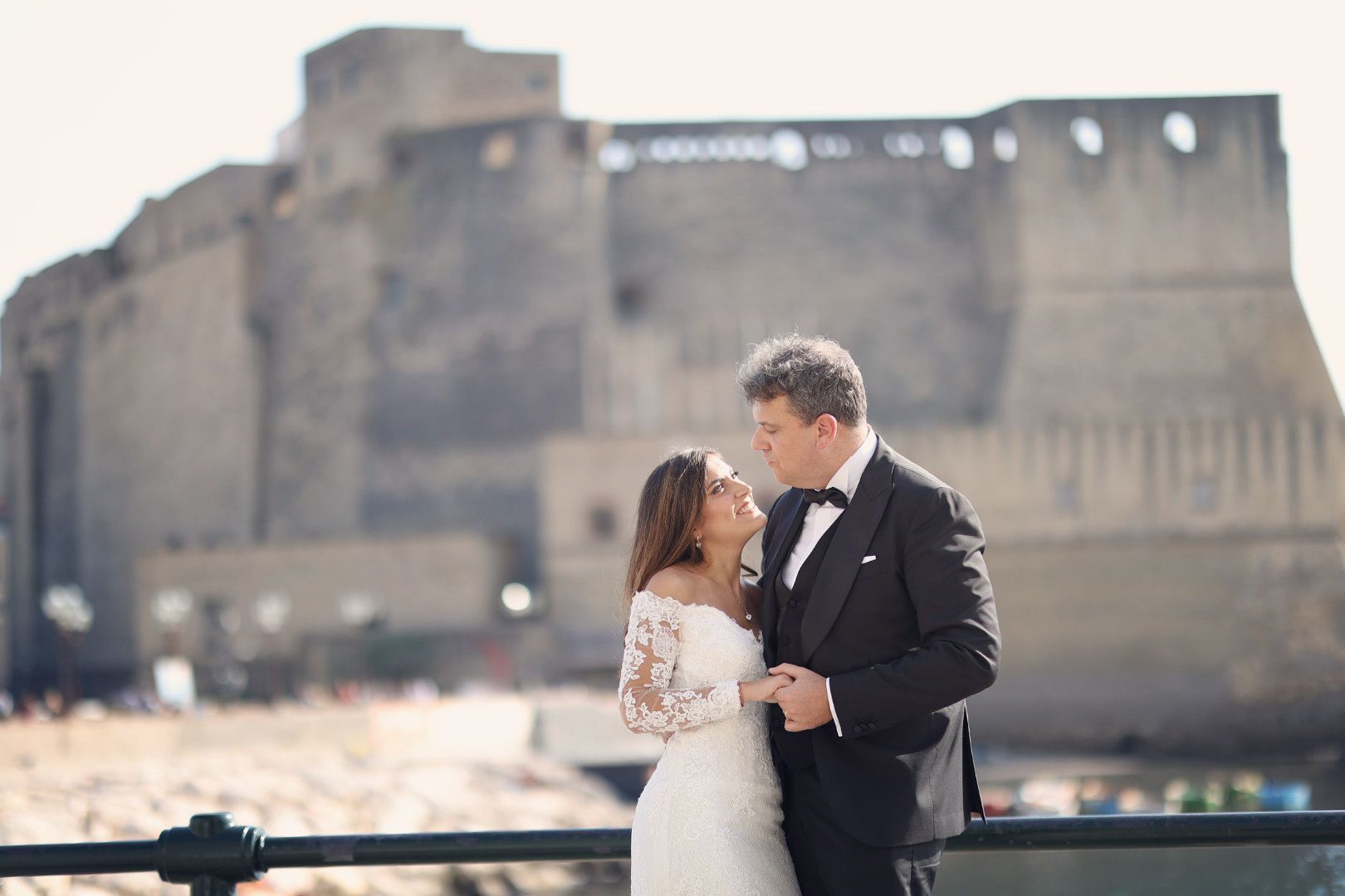 coppia di sposi con Maschio Angioino sullo sfondo