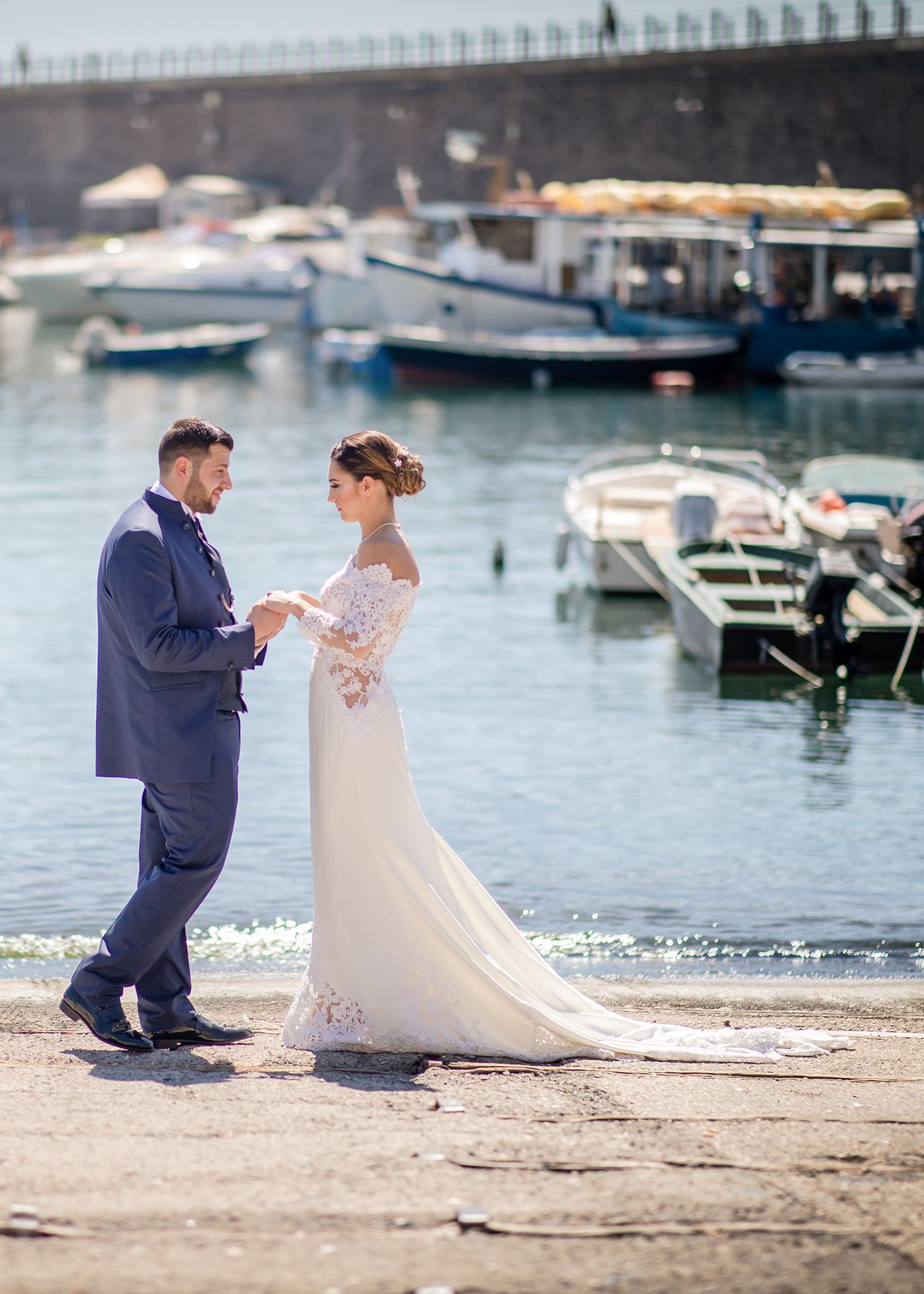 sposi con sfondo bagnasciuga