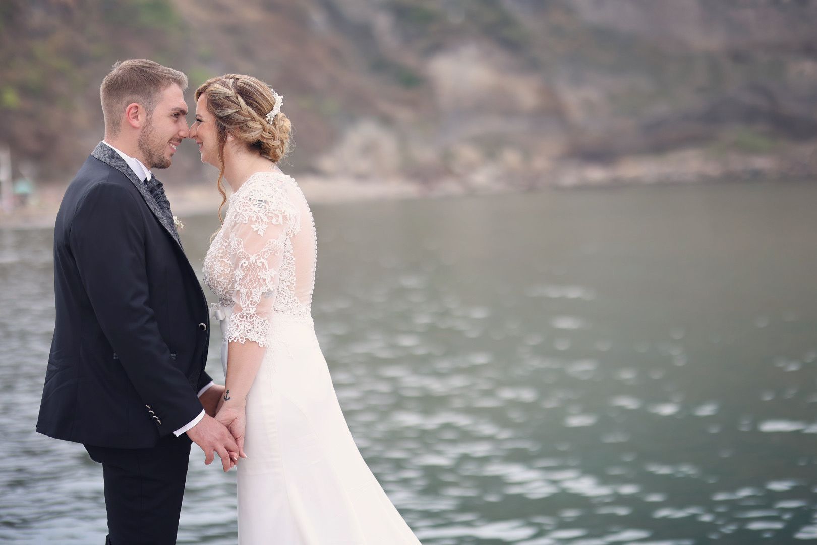 coppia di sposi in riva al mare