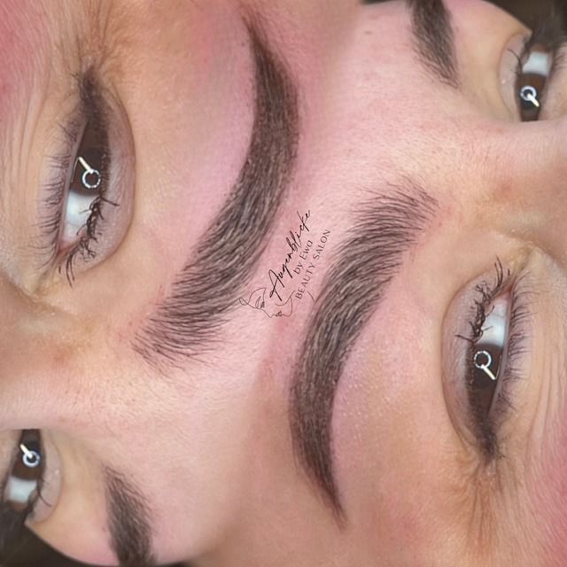 Eine Nahaufnahme der Augenbrauen und Wimpern einer Frau.