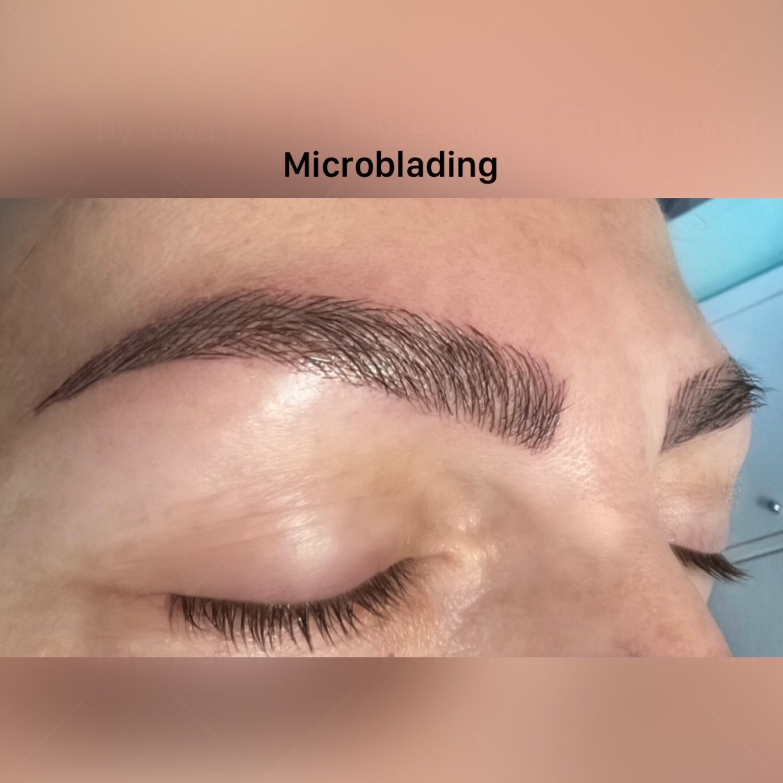Eine Nahaufnahme der Augenbrauen einer Frau mit Microblading.