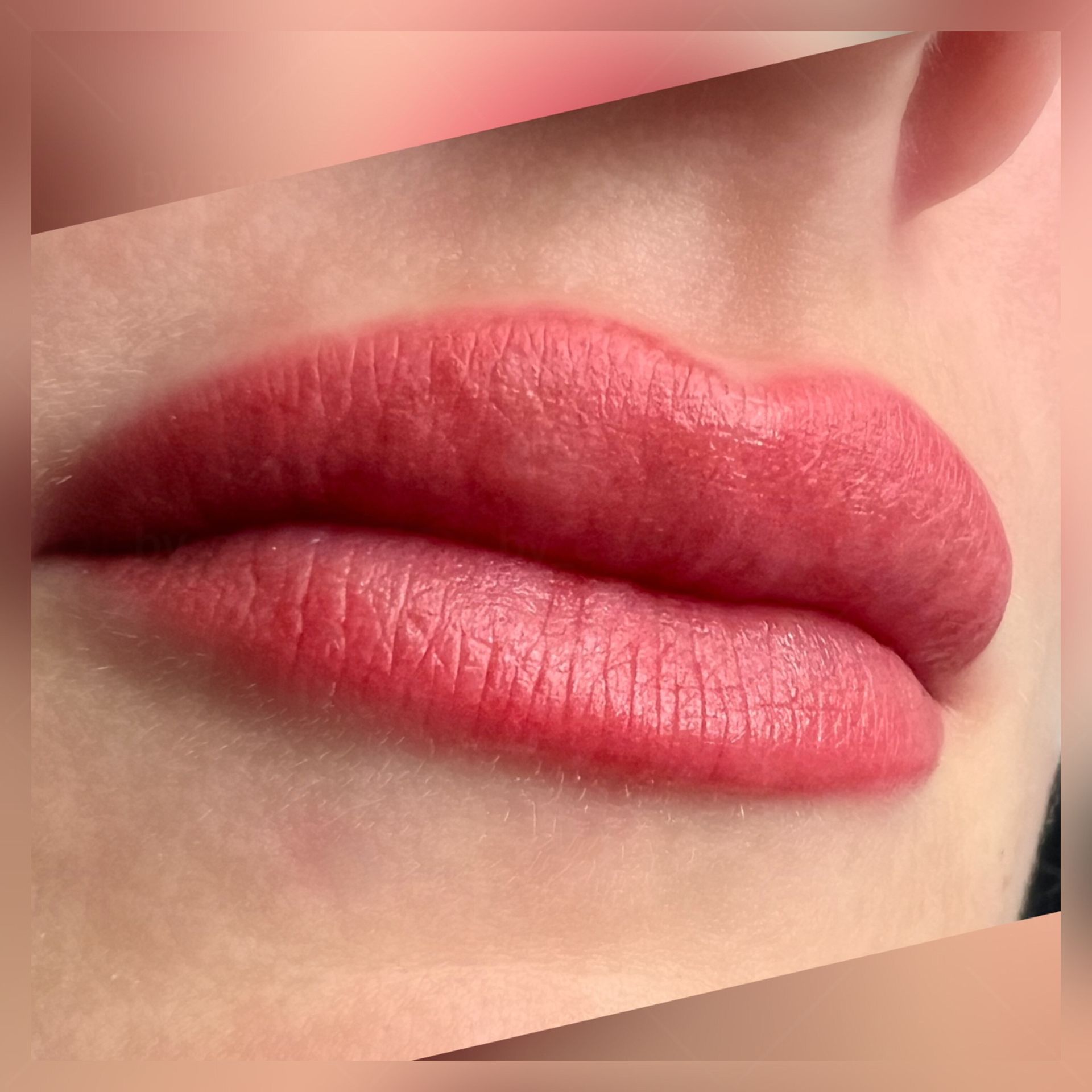 Eine Nahaufnahme der Lippen einer Frau mit rotem Lippenstift.