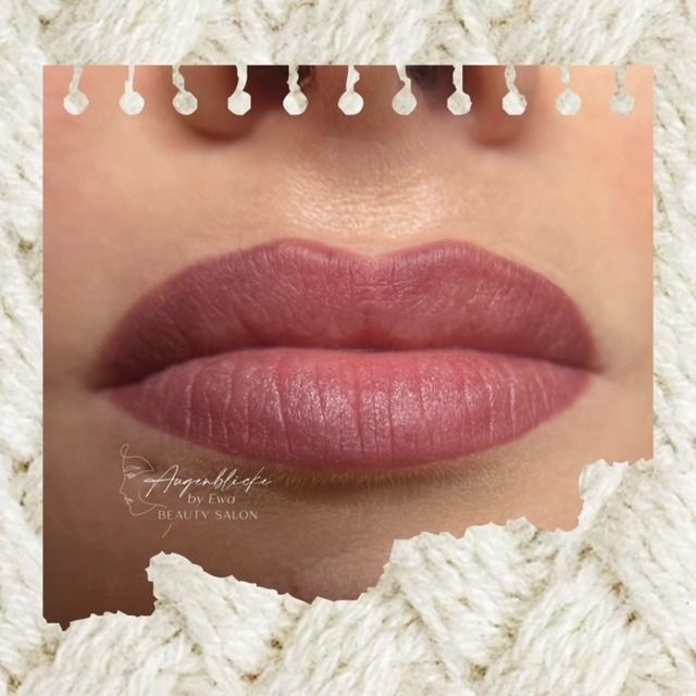 Eine Nahaufnahme der Lippen einer Frau mit rosa Lippenstift