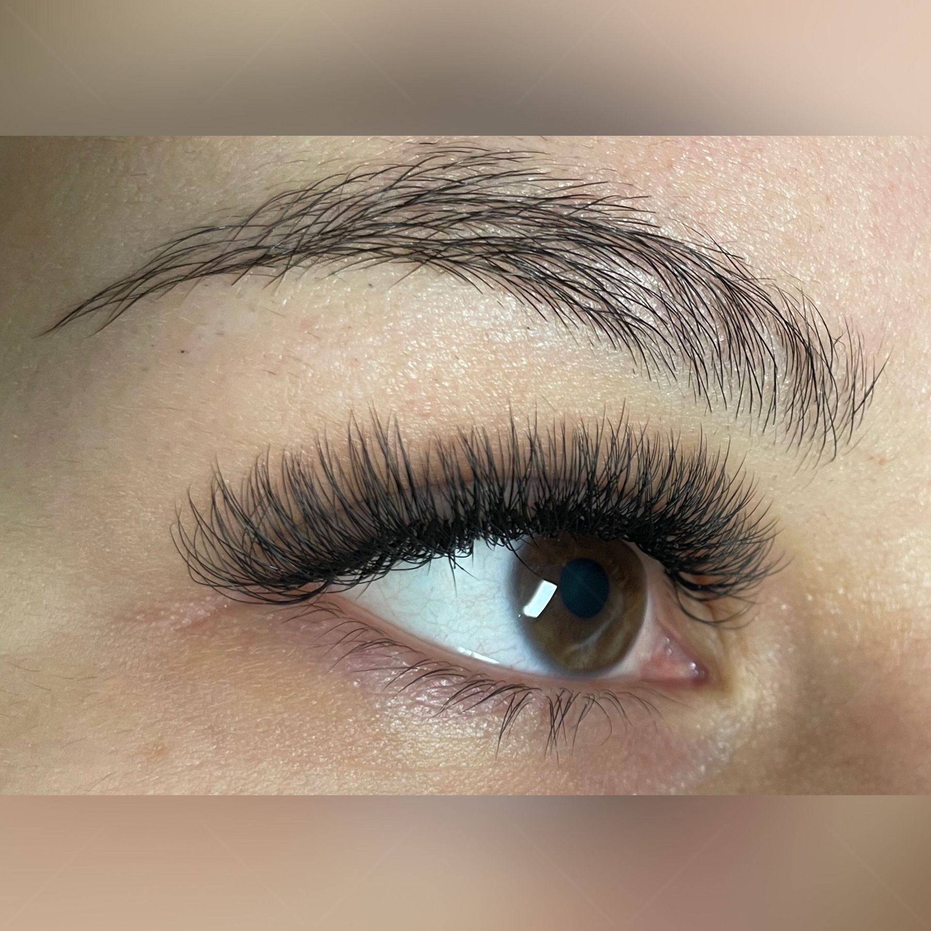 Eine Nahaufnahme des Auges einer Frau mit langen Wimpern.