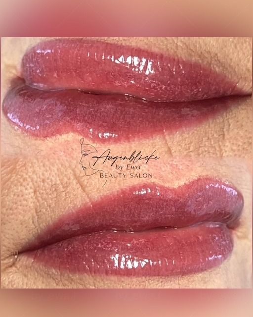 Eine Nahaufnahme der Lippen einer Frau mit Lippenstift darauf.