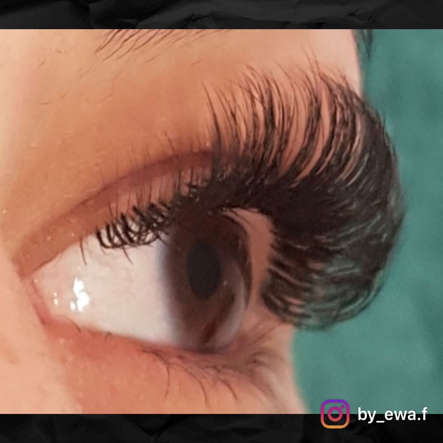 Eine Nahaufnahme eines Frauenauges mit langen Wimpern