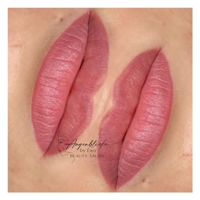 Eine Nahaufnahme der Lippen einer Frau mit rosa Lippenstift