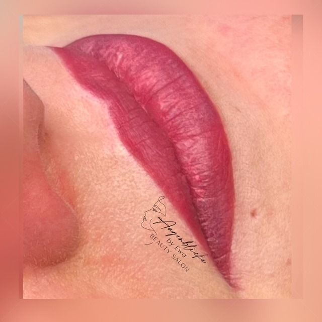 Eine Nahaufnahme der Lippen einer Frau mit rotem Lippenstift.