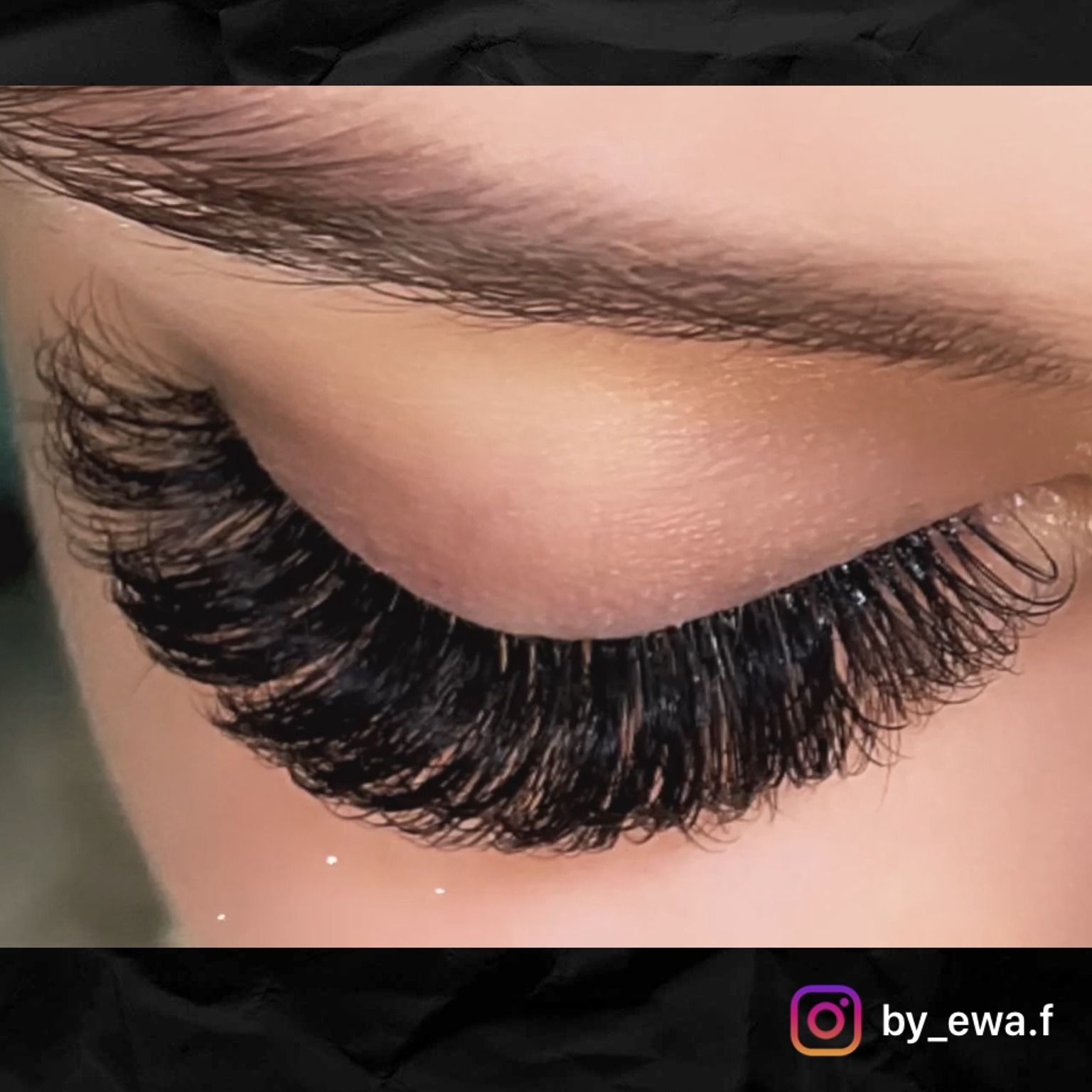 Eine Nahaufnahme des Auges einer Frau mit langen Wimpern.