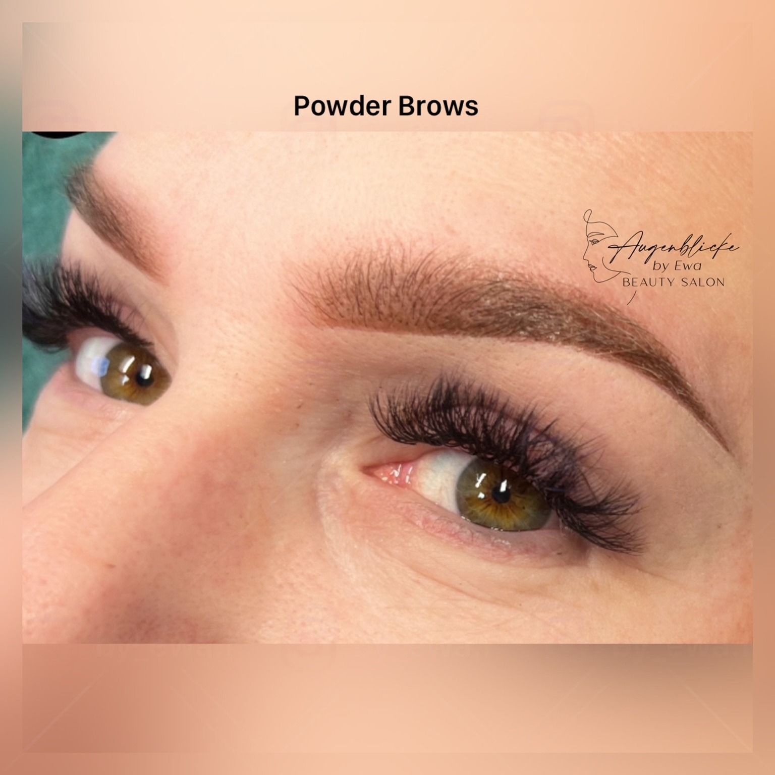 Eine Nahaufnahme des Gesichts einer Frau mit gepuderten Augenbrauen.