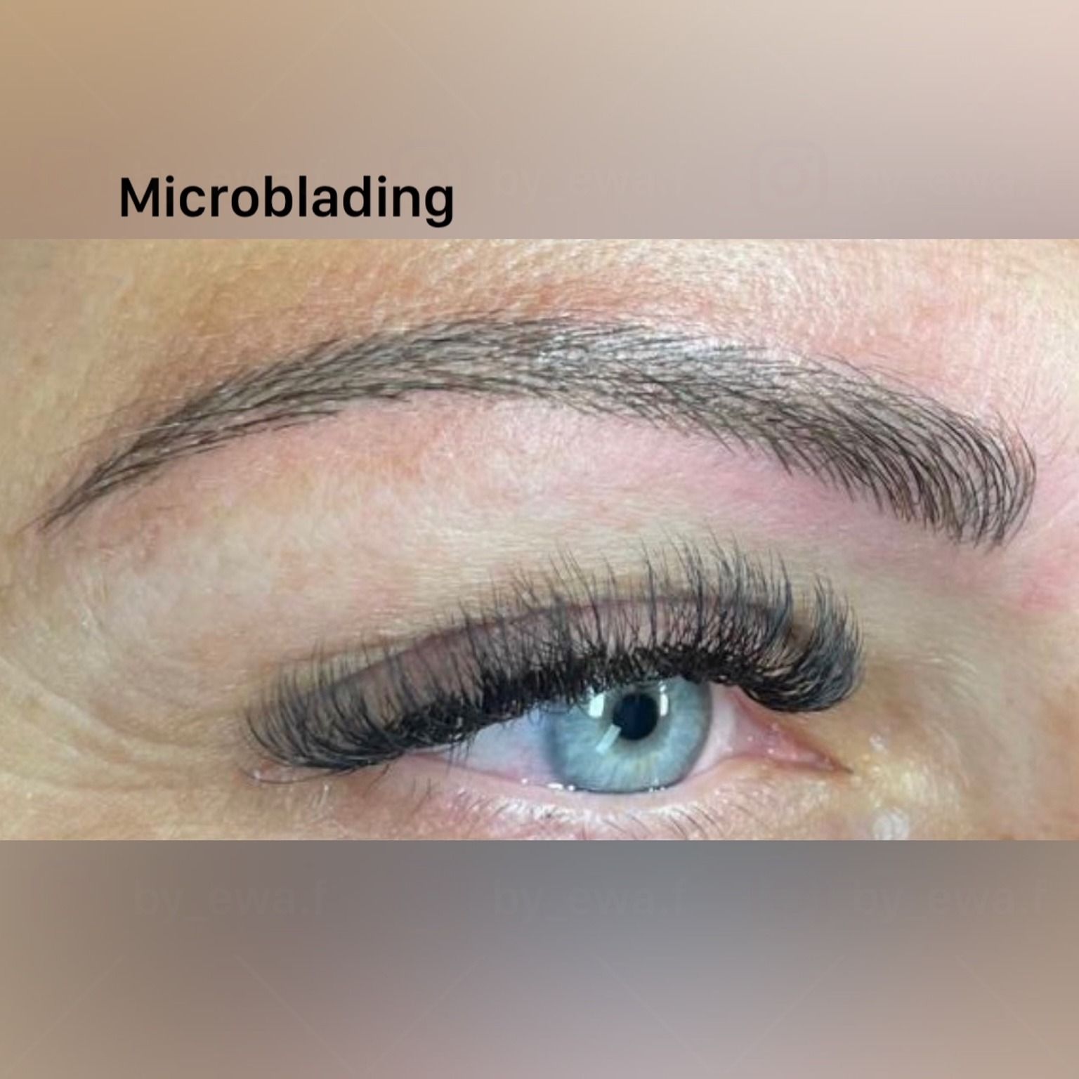 Eine Nahaufnahme des Auges einer Frau mit langen Wimpern und Microblading.
