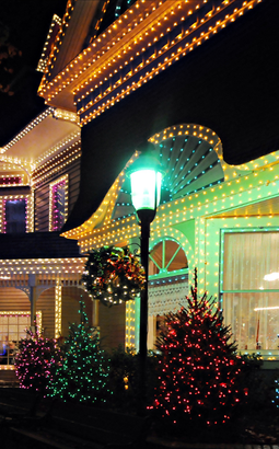 a house is decorated with lots of christmas lights