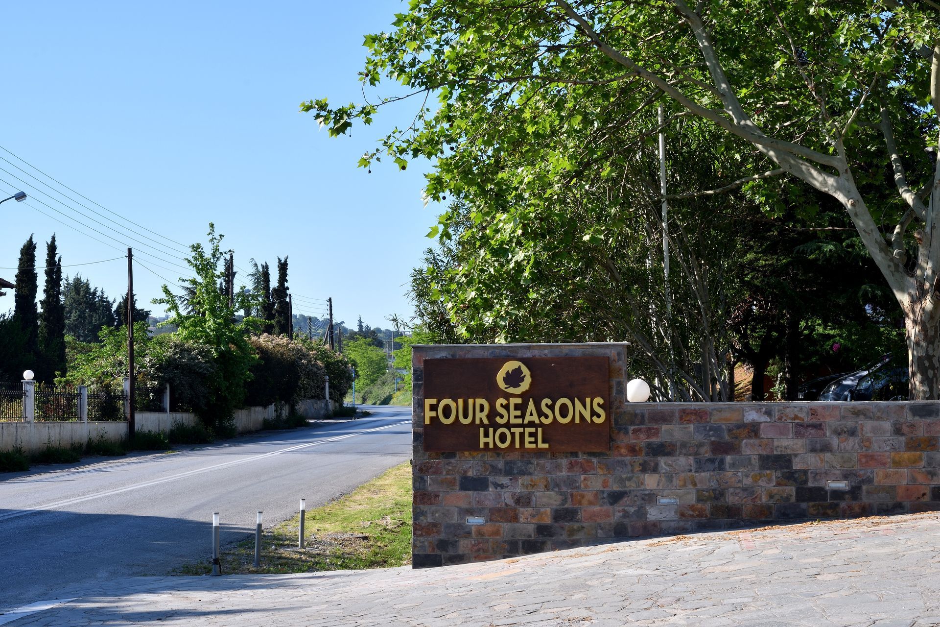 A sign that says four seasons hotel on it