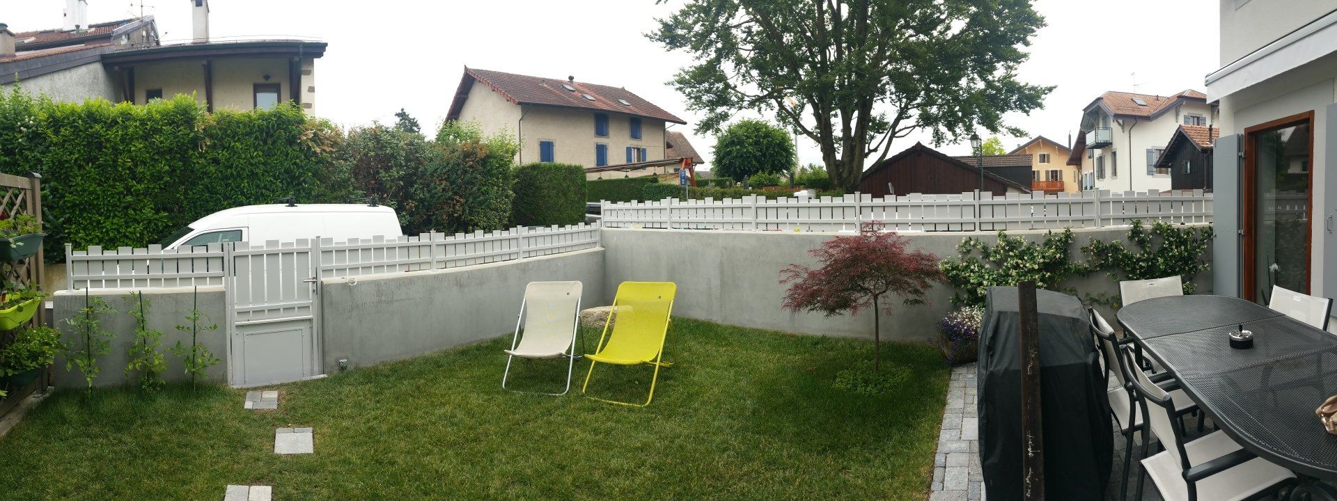 portail blanc jardin