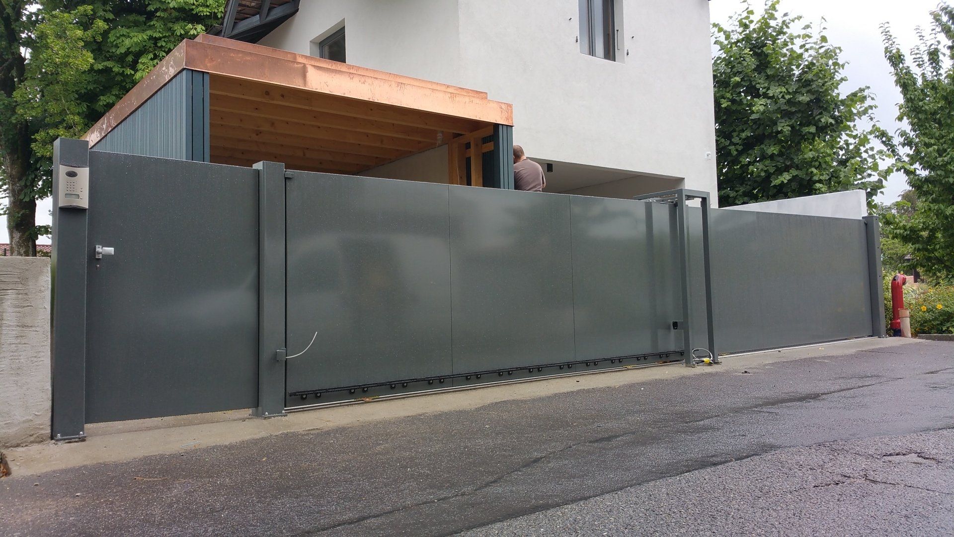 grand portail gris genève