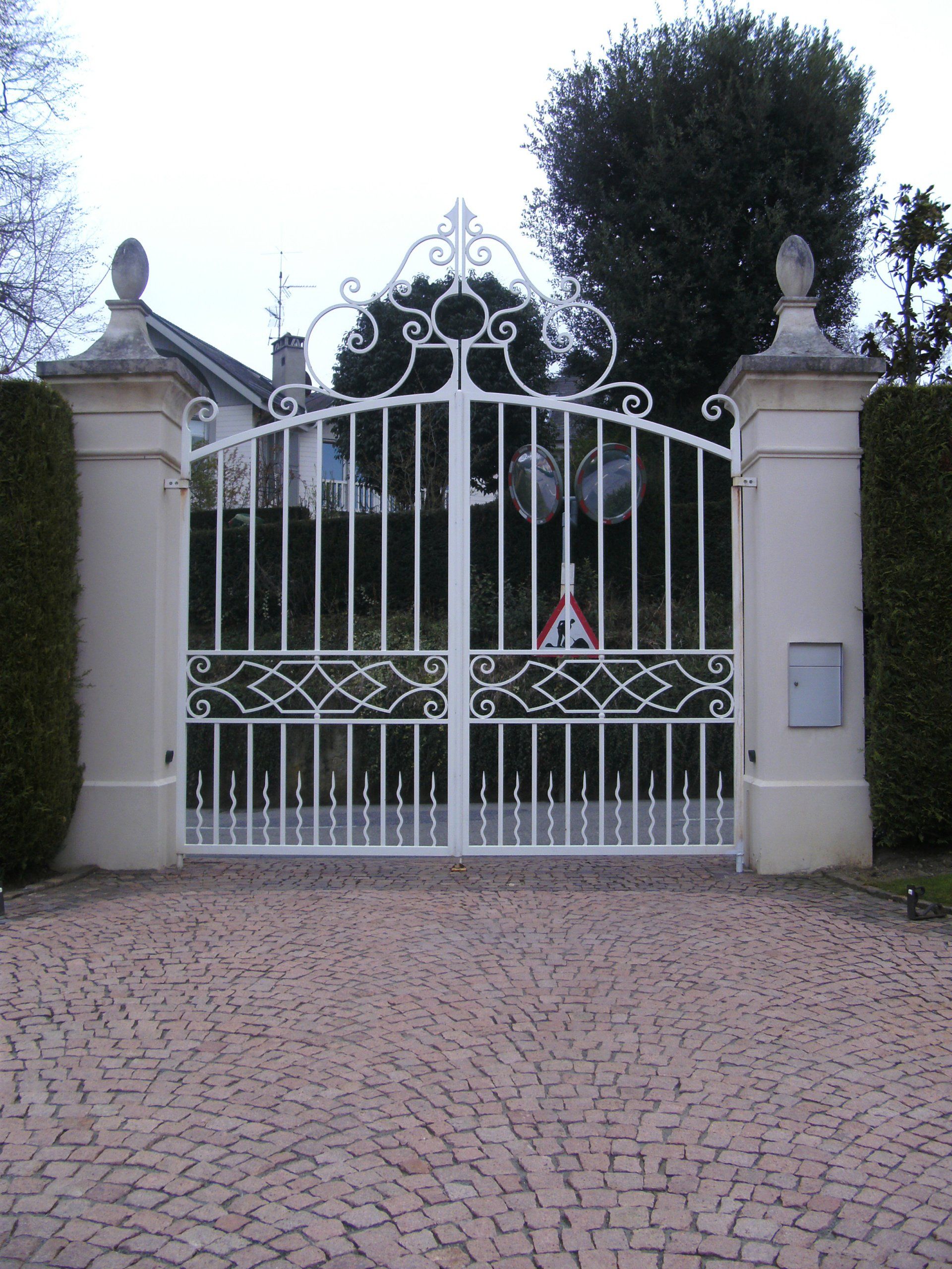 portail blanc fer forgé