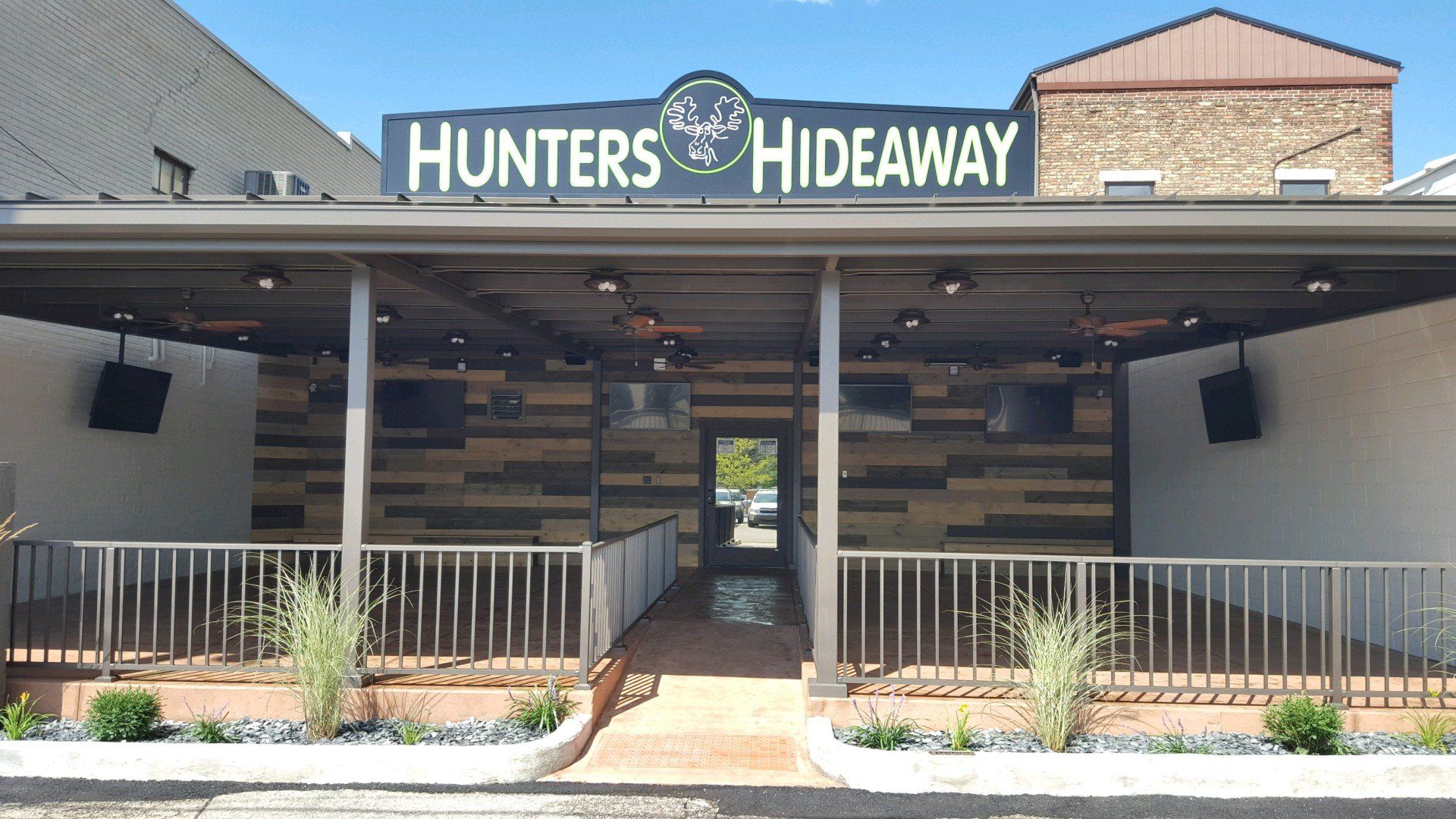 A building with a sign that says hunters hideaway