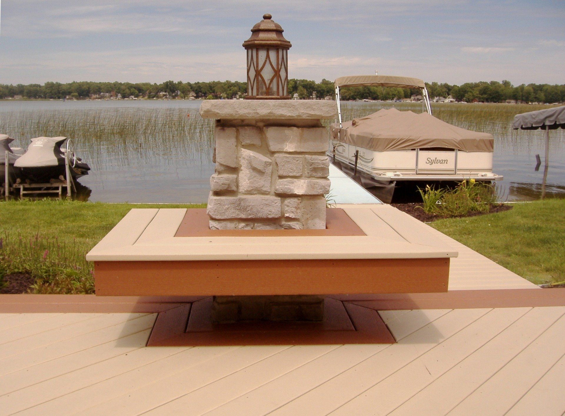 A boat is docked at a dock near a lake