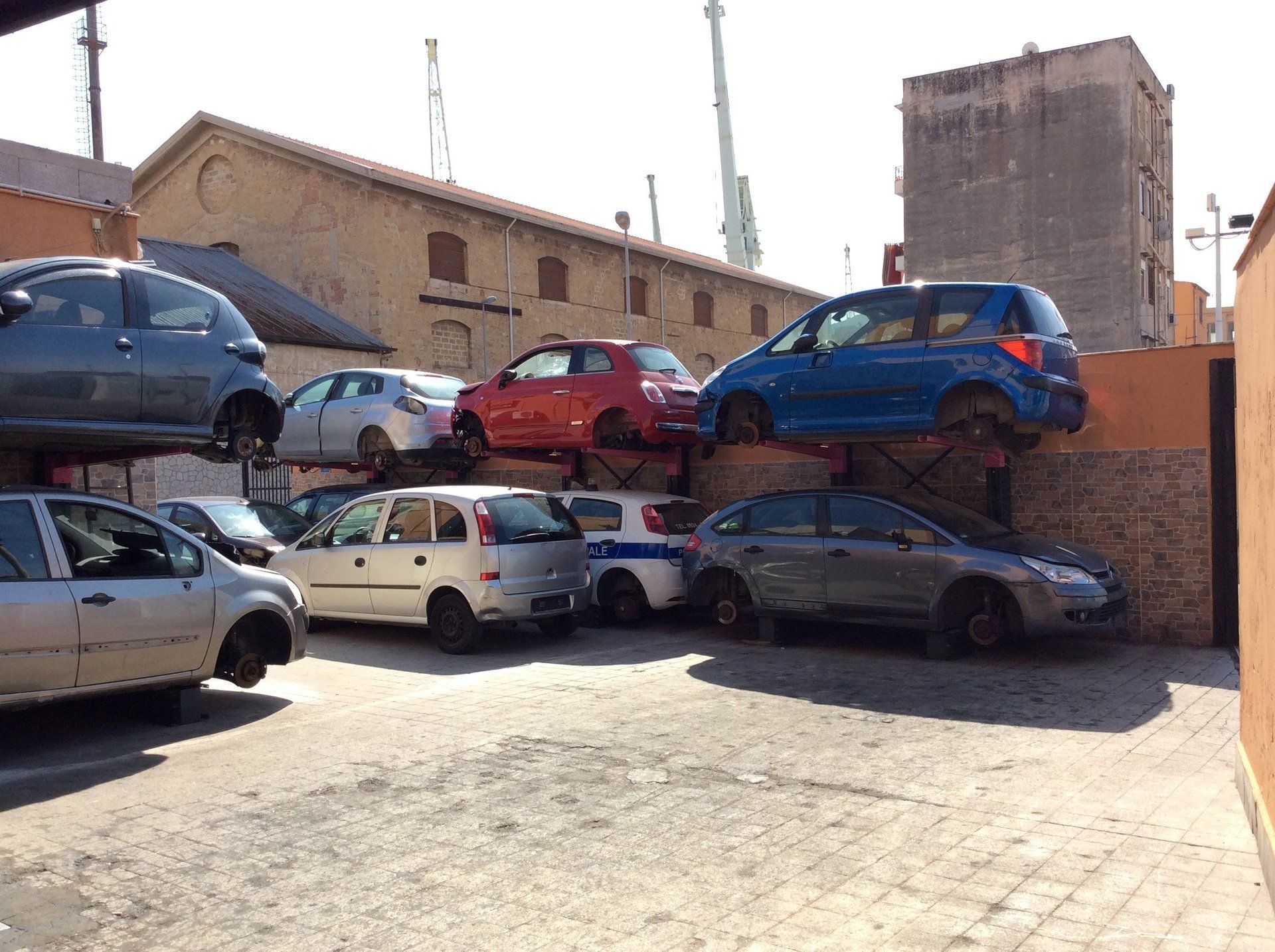 auto pronte per essere rottamate