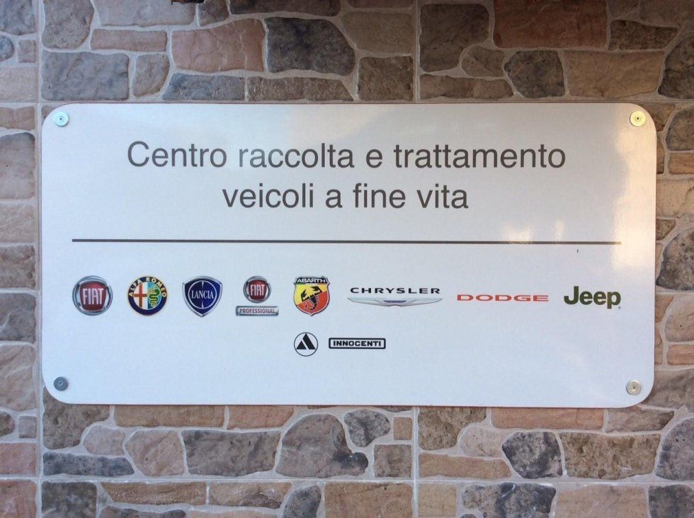 targa del centro di raccolta auto da rottamare