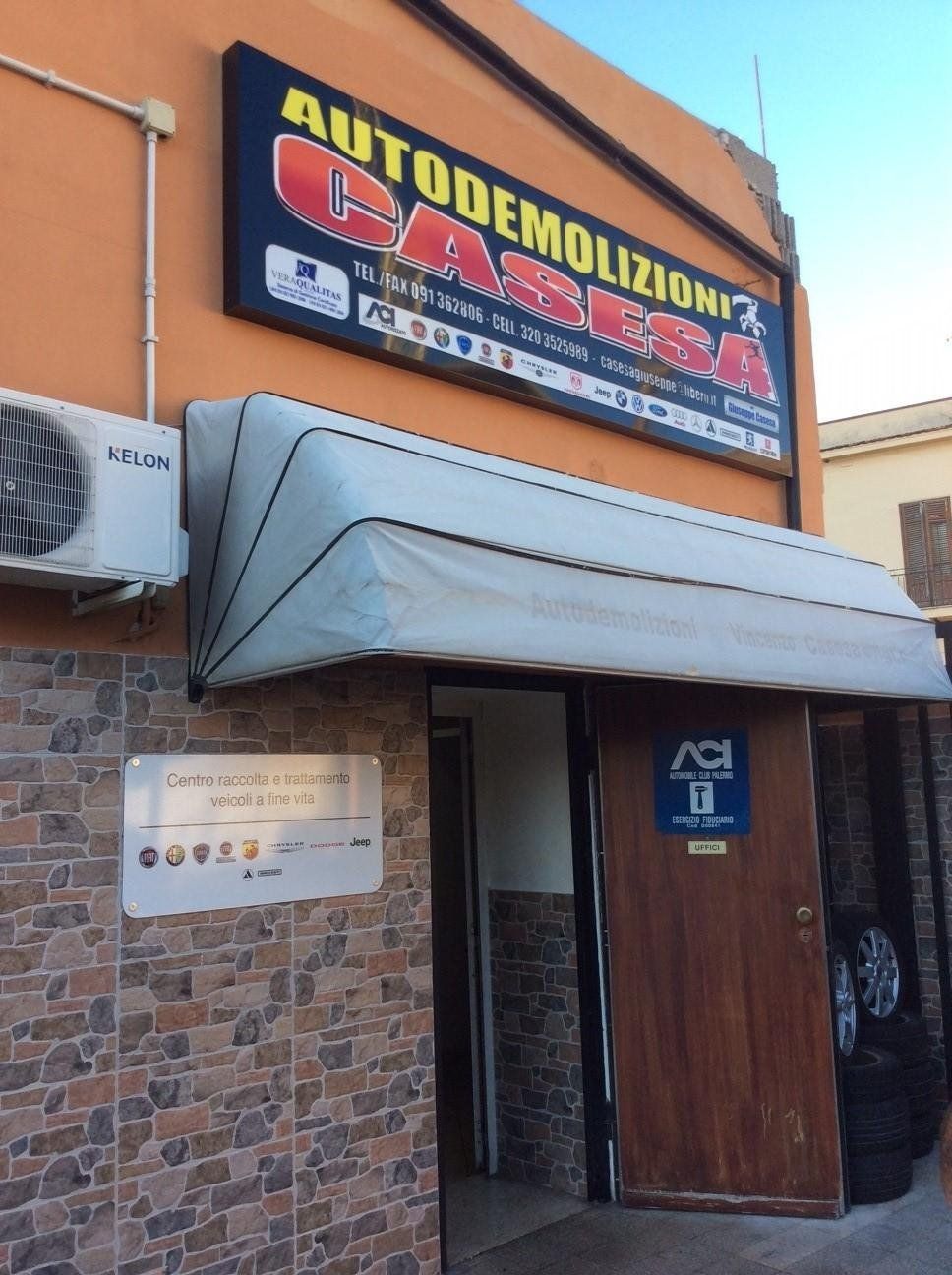 ingresso con insegna