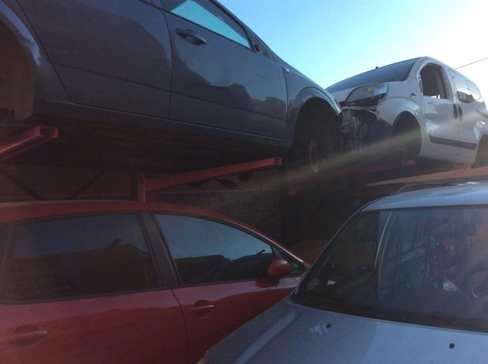 auto accatastate da rottamare