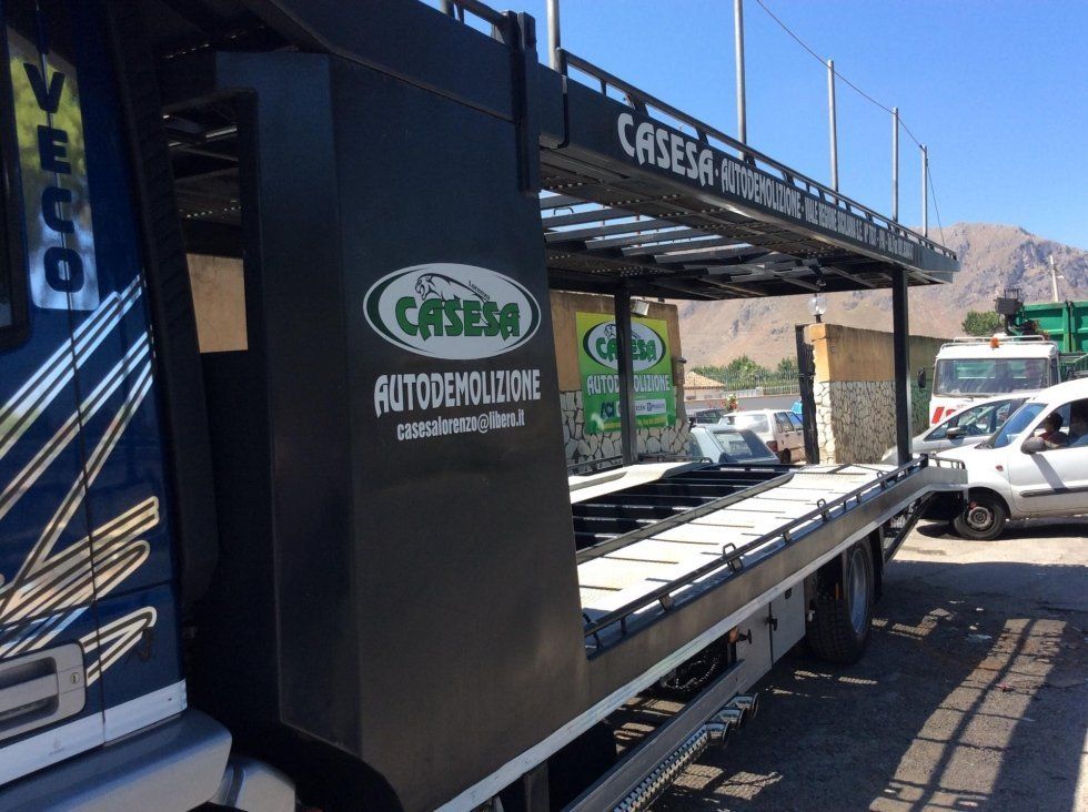 dettaglio di un mezzo delle autodemolizioni casesa