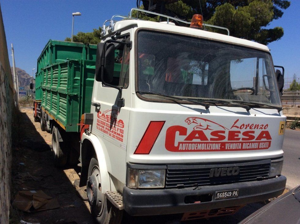 vista frontale di un furgone delle autodemolizioni casesa