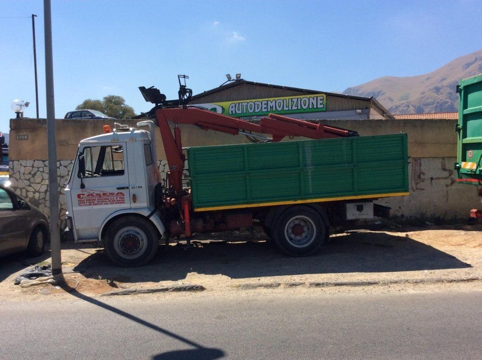 vista laterale di un furgone delle autodemolizioni casesa