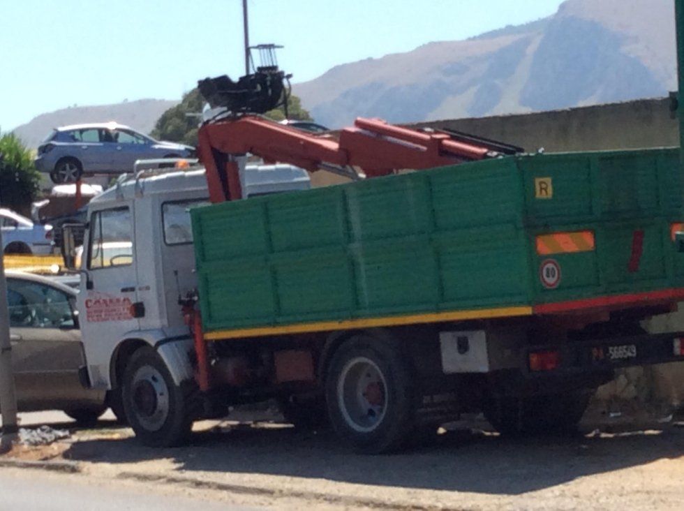 furgone per la raccolta di rottami metallici