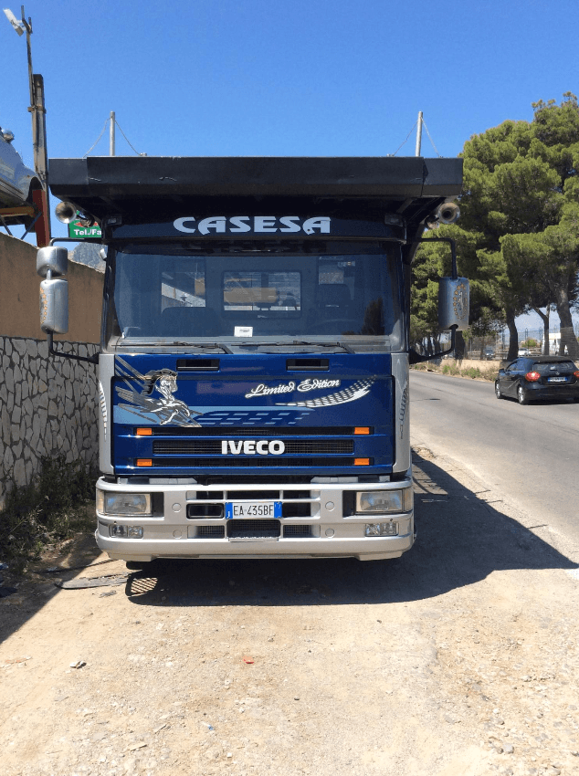 vista frontale di un mezzo per il trasporto auto