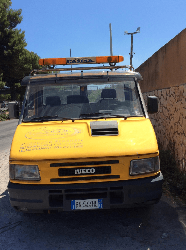 vista frontale di un mezzo per il soccorso stradale