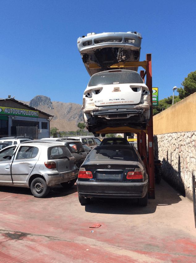 vista posteriore di un mezzo per il trasporto auto