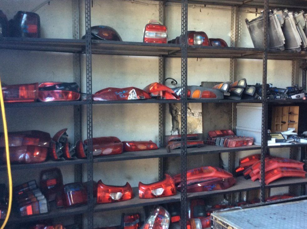 espositore con rottami metallici