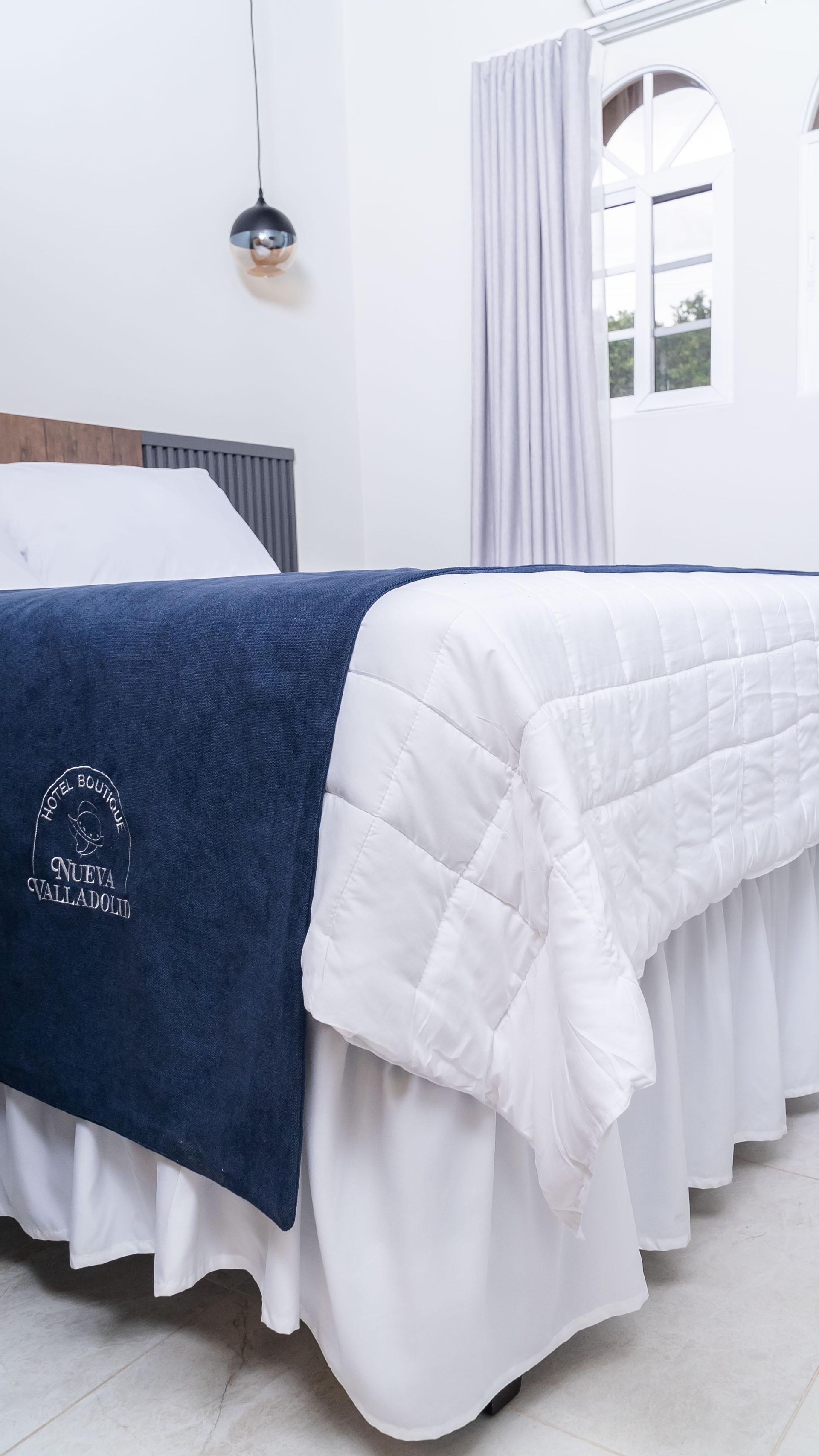 Una sala de estar con un sofá y una mesa de café.