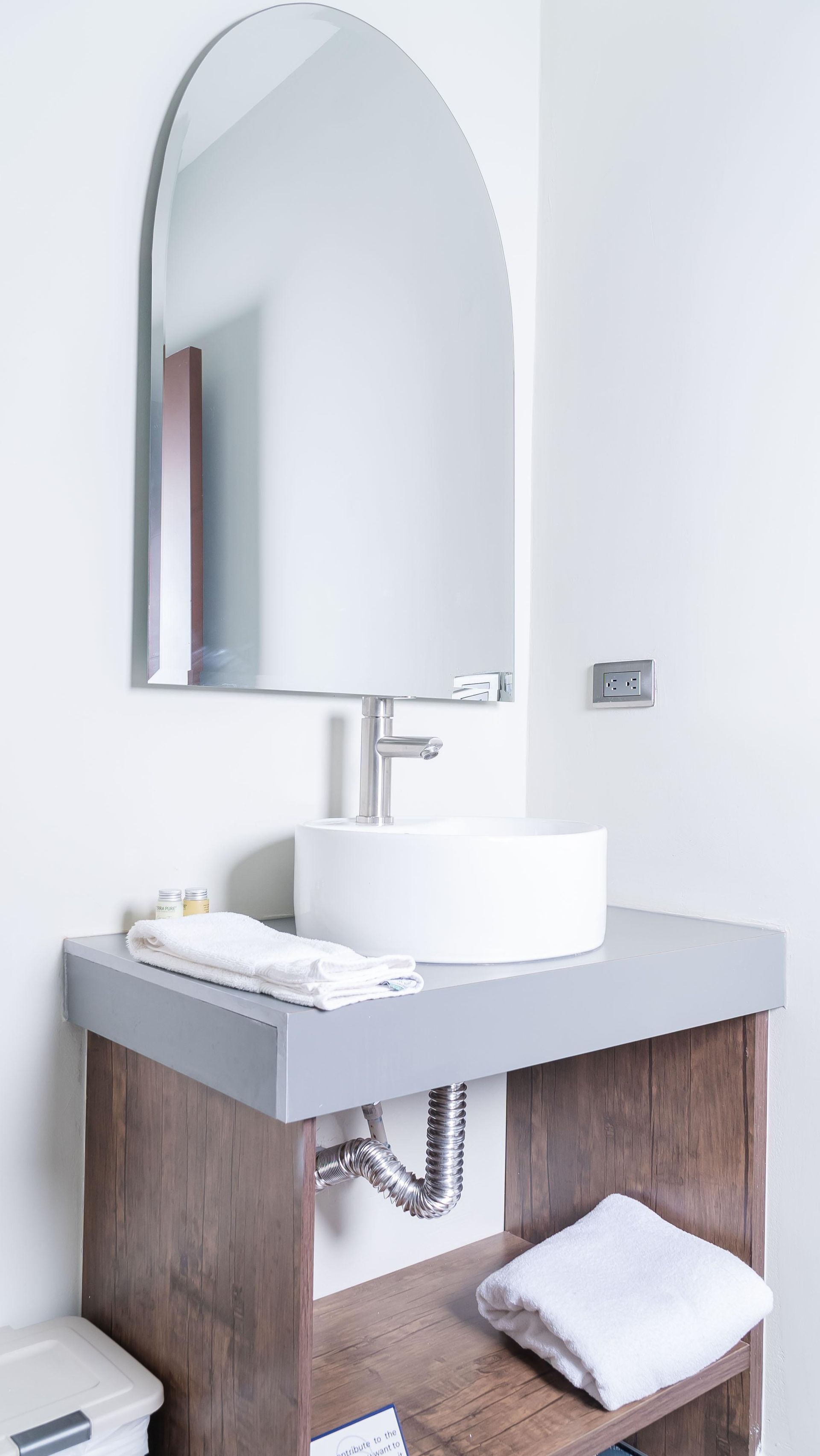 Tres almohadas están apiladas una encima de otra sobre una mesa pequeña.