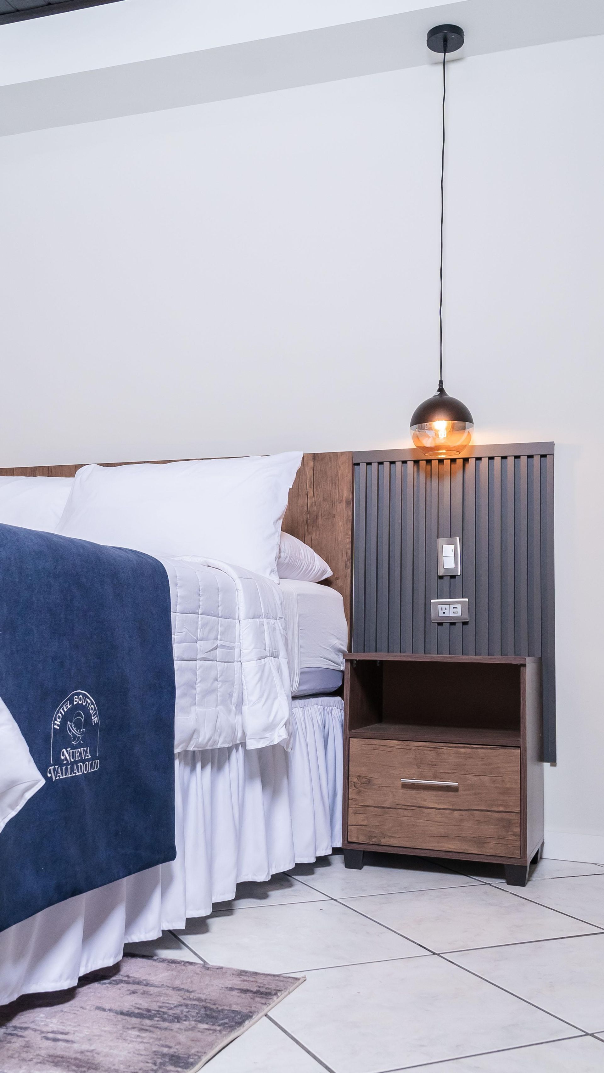 Una sala de estar con sofá, mesa de café y plantas.