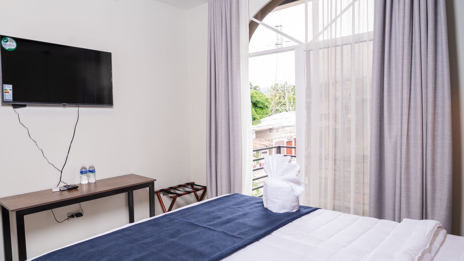 Un baño con inodoro, lavabo y espejo.