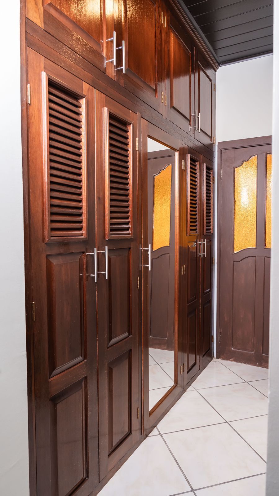 Una sala de estar con un sofá, una mesa y una planta en maceta.